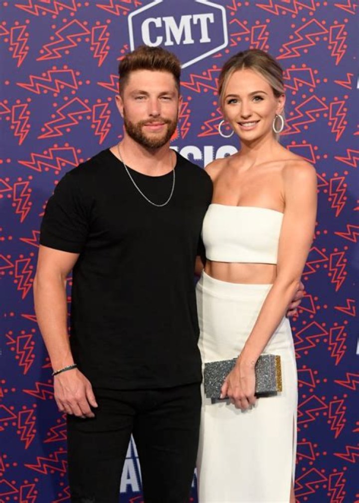 Country Singer Chris Lane is ENGAGED to his Girlfriend!! EXPLORE His Wiki Facts